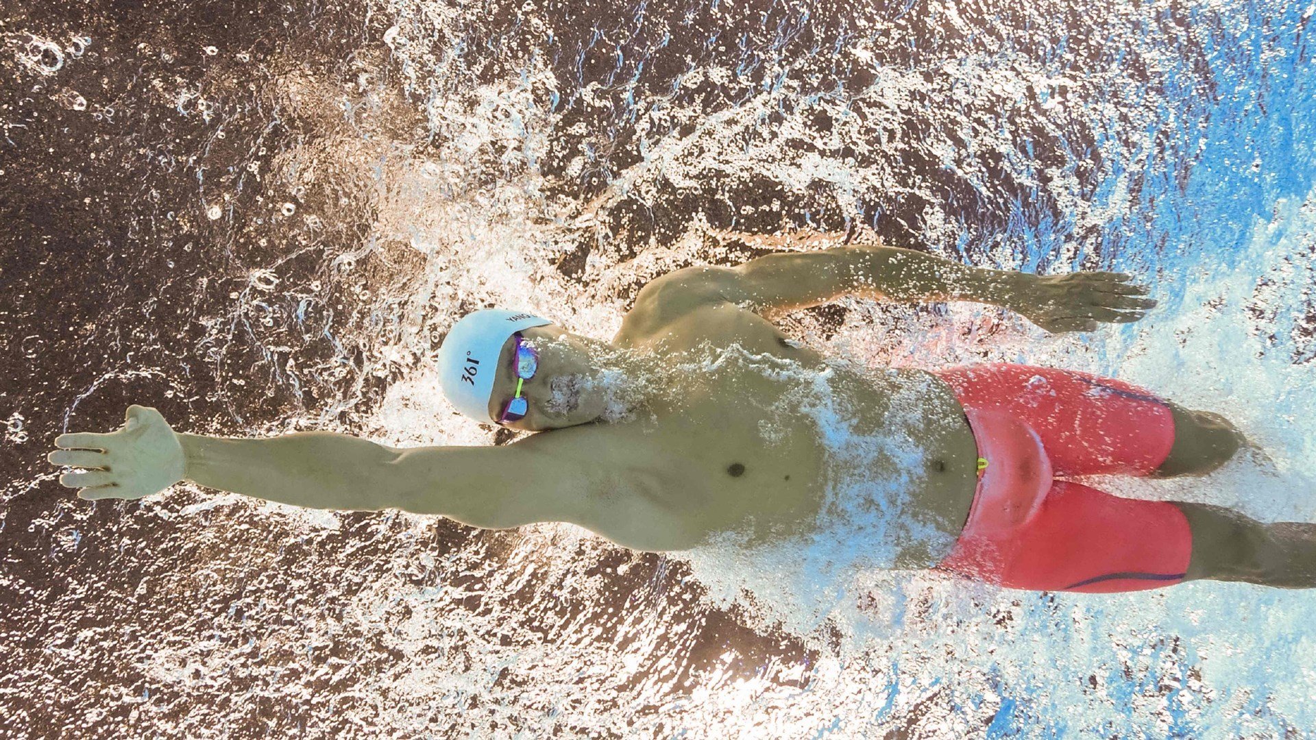 “东安湖体育公园龙舟赛：阵阵浪花中，英雄谁属”